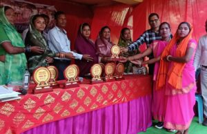 कोरकोमा में ब्लॉक स्तरीय कर्मा महोत्सव प्रतियोगिता कार्यक्रम ज़िला पंचायत सदस्य,श्रीमती रेणुका राठिया, जनपद अध्यक्ष श्रीमती बिजमोती राठिया के अतिथित्य मे सम्पन्न,