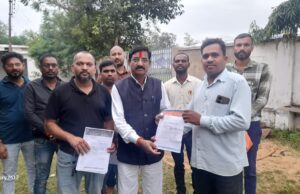 डी.एम.एफ. मद से कार्यरत शिक्षकों एवं कर्मचारियों की सेवा बहाली हेतु कलेक्टर को ज्ञापन सौंपा गया