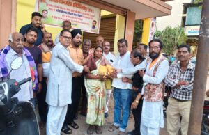 विनोबा नगर में प्रियदर्शनी समाज सेवा समिति द्वारा इंदिरा गांधी की पुण्यतिथि पर सेवा कार्यक्रम — वरिष्ठ नागरिकों को वितरित किए गए फल, मिष्ठान और कंबल