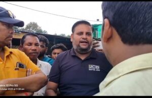 जानलेवा बदहाल सड़क के जीर्णोद्धार के लिए लखनपुर ग्रामवासियों ने किया चक्का जाम