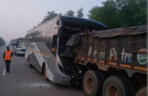 कांकेर में दर्दनाक सड़क हादसा: तेज रफ्तार बस ट्रक से टकराई, 12 यात्री घायल
