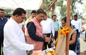 बीजापुर पहुंचें प्रभारी मंत्री श्री केदार कश्यप, धान उपार्जन केंद्र तुरनार में किसानों का तिलक एवं पुष्प गुच्छ से किया सम्मान