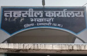 पटवारी कार्यालय में शाम होते ही सजती है महफ़िल, छलकते हैं जाम; तहसीलदार अनजान या मेहरबान? उठ रहे गंभीर सवाल