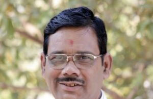 जिला राज्योत्सव शुभारंभ पर विधायक, कलेक्टर व एसपी के साथ स्टालों का निरीक्षण कर रहे पूर्व जिलाध्यक्ष का जेब कटा