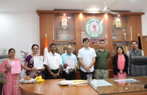 सेवानिवृत्त कर्मचारियों को कलेक्टर संबित मिश्रा ने दी भावभीनी विदाई