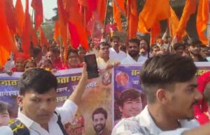 रायपुर से बागेश्वर धाम पद यात्रा के लिए 500 श्रद्धालु हुए रवाना, बसंत चंदन अग्रवाल ने भगवा ध्वज दिखाकर किया शुभारंभ