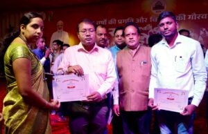 राज्योत्सव के समापन पर सहभागियों को किया गया सम्मानित… स्थानीय कलाकारों के साथ एस डी एम अरुण सोम के गायन ने बटोरी तालियां…