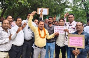 चार सूत्रीय मांगों को लेकर छत्तीसगढ़ सहकारी समिति कर्मचारी संघ और धान खरीदी कंप्यूटर ऑपरेटर संघ का आंदोलन सातवें दिन भी जारी