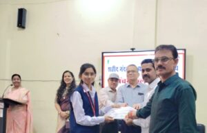 शहीद नंदकुमार पटेल विश्वविद्यालय रायगढ़ मे आराधना साहू को निबंध प्रतियोगिता मे मिला तीसरा स्थान