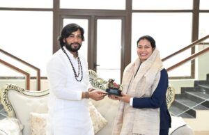 भारतीय महिला क्रिकेट टीम की फिजियोथैरेपिस्ट आकांक्षा सत्यवंशी ने की अनुसूचित जाति मंत्री एवं सतनामी समाज के गुरु खुशवंत साहेब से सौजन्य मुलाकात