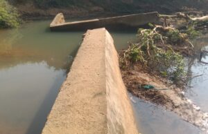 भ्रष्टाचार की बुनियाद पर खड़ा स्टॉप डैम फूटा; घटिया निर्माण से ग्रामीणों में आक्रोश