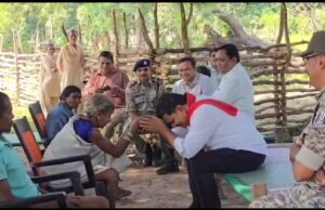 नक्सली हिड़मा और बारसे देवा के माताओं से मिलकर पुनर्वास हेतु अपील की विजय शर्मा ने।