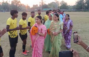 बांकीमोंगरा ( घुड़देवा ) में शानदार फुटबॉल प्रतियोगिता का समापन, पालिका अध्यक्ष श्रीमती झा ने दी शुभकामनाएं