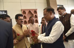 मुख्यमंत्री विष्णु देव साय का जगदलपुर एयरपोर्ट पर आत्मीय स्वागत