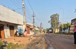 बड़ी दुर्दशा हो गई नई नवेली सड़क की; कटघरे में ठेकेदार और नपं के अधिकारी