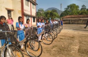 सरस्वती सायकल योजना के तहत 15 बालिकाओं को साइकिल वितरित — गढ़उपरोड़ा में हुआ विशेष कार्यक्रम