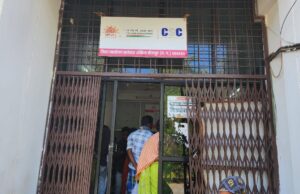 “बीजापुर में अजीब नियम: बड़ा वोटर कार्ड नहीं तो आधार अपडेट नहीं — जनता हैरान!”