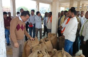 कलेक्टर जन्मेजय महोबे का खरौद उपार्जन केंद्र में निरीक्षण: किसानों के हितों को सर्वोपरि रखने की पहल