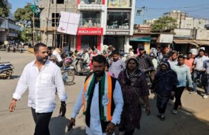 हड़ताली सहकारिता कर्मियों के साथ खड़े हुए जिला कांग्रेस अध्यक्ष सुशील मौर्य