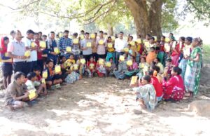 दुर्गम ग्राम गमपुर पहुँची जनपद पंचायत बीजापुर की टीम, 60 जॉब कार्ड एवं 68 मतदाता कार्ड वितरित