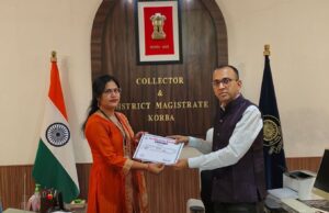 विशेष गहन पुनरीक्षण अभियान में उत्कृष्ट कार्य के लिए बूथ लेवल अधिकारी आरती रात्रे सम्मानित