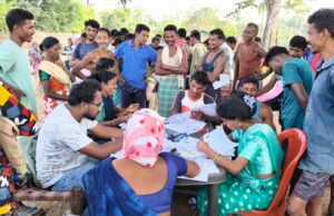 सुदूर अंचलों में बीएलओ का उत्कृष्ट कार्य: इन्द्रावती नदी पार कर मतदाताओं तक पहुँची प्रशासनिक टीम