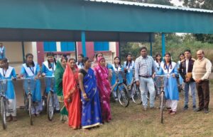 शिक्षा को रफ्तार: “गाँव की बेटियां अब साइकिल से लेंगी ज्ञान की उड़ान ; स्कूल जाना हुआ सुविधाजनक ; संकर हाई स्कूल में निःशुल्क साइकिल वितरण