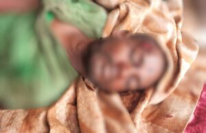 अकारण क्षणिक विवाद में लकड़ी के बतता से सिर में मारने से हुई मौत मृतक अज्ञात