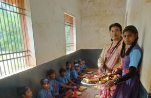 पुत्र के पीएससी चयन पर बच्चों को दिया न्यौता भोज