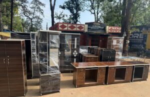 बीजापुर में सार्वजनिक शौचालय के सामने अवैध फर्नीचर दुकान, लोगों को हो रही परेशानी