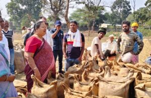 डौंडी ब्लॉक के धान खरीदी केंद्रों में भारी अनियमितता, प्रति बोरा एक किलो अधिक धान तौलने पर भड़कीं पूर्व मंत्री अनिला भेड़िया