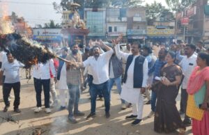 जमीन गाइड लाइन वृद्धि के विरोध में कांग्रेस ने किया मुख्यमंत्री का पुतला दहन