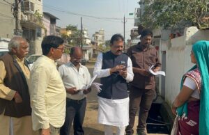 एसआईआर फार्म भरवाने घर घर जा रहे हैं पूर्व विधायक जैन