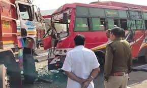 रायगढ़ में बस-ट्रेलर की भीषण टक्कर: एक की मौत, 15 यात्री घायल