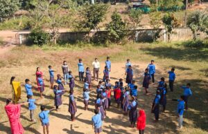 बस्तर जिला के समस्त विद्यालयों में नशा मुक्त भारत अभियान की 5 वी वर्षगांठ पर मानव श्रृंखला बना कर शपथ समारोह