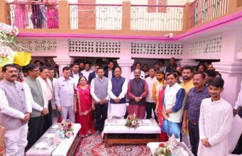 मुख्यमंत्री श्री विष्णुदेव साय उद्योग मंत्री श्री लखन लाल देवांगन के परिवार के वैवाहिक कार्यक्रम में शामिल होकर दी शुभकामनाएं