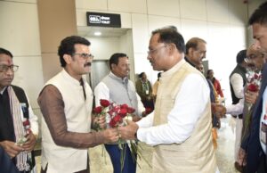 मुख्यमंत्री विष्णु देव साय पहुंचे जगदलपुर, एयरपोर्ट पर हुआ आत्मीय स्वागत