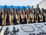 नक्सल मोर्चे पर बड़ी सफलता: ₹1.84 करोड़ के इनामी 22 माओवादियों ने किया सरेंडर, AK-47 सहित हथियार किए जमा