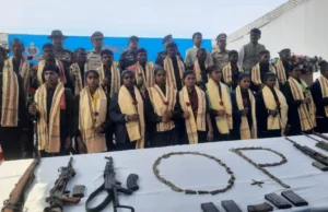नक्सल मोर्चे पर बड़ी सफलता: ₹1.84 करोड़ के इनामी 22 माओवादियों ने किया सरेंडर, AK-47 सहित हथियार किए जमा