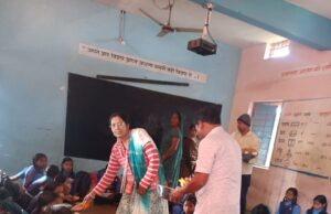 शिक्षा की बगिया में मिठास: बेटे के जन्मदिन पर व्याख्याता ने दिया ‘न्योता भोज’, बच्चों को खिलाई राष्ट्रीय मिठाई जलेबी और नमकीन