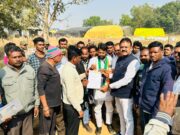 खरीदी लिमिट बढ़ाने गरावंडकला धान खरीदी केंद्र में तालाबंदी