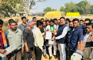 खरीदी लिमिट बढ़ाने गरावंडकला धान खरीदी केंद्र में तालाबंदी