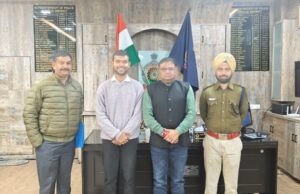 वरिष्ठ पुलिस अधीक्षक सरगुजा एवं अतिरिक्त पुलिस अधीक्षक सरगुजा ने NDA (राष्ट्रीय रक्षा अकादमी) प्रशिक्षणार्थी कृतश मिश्रा से मुलाक़ात की