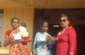 शिक्षा के प्रति ऎसी ललक!दूधमुहे बच्चे को लेकर परीक्षा देने बैठी मां