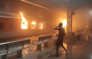 टाटानगर-एर्नाकुलम एक्सप्रेस में आग का कहर: अनाकापल्ली में हादसा, एक यात्री की मौत, कई बचे बाल-बाल