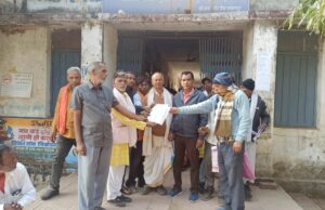 श्मशान भूमि पर नाजायज़ कब्जा हटाने पंचायतवासी हुये लामबद्ध तहसीलदार के नाम सौंपा ज्ञापन।