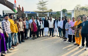 ज्ञापन जलाकर कांग्रेस नेताओं ने किया गुस्से का इजहार