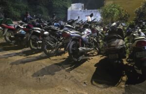 बांकीमोंगरा पुलिस की बड़ी कार्रवाई, वर्दी देखते ही बाईक छोड़कर भागे सभी जुआरी, लाखों का दांव, वाहन जप्त