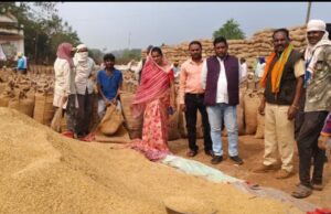 जनपद अध्यक्षा ने धान खरीदी केंद्र का जायजा लिया