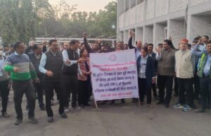 एनसीएच हॉस्पिटल गेवरा के डॉक्टर के साथ हुई मारपीट को लेकर गेवरा महाप्रबंधक को डॉक्टरो ने सौंपा ज्ञापन